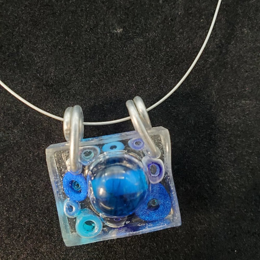 Sadie Hand Made Muti Toned Blue Pendant w Wire Necklace Twist Clasp